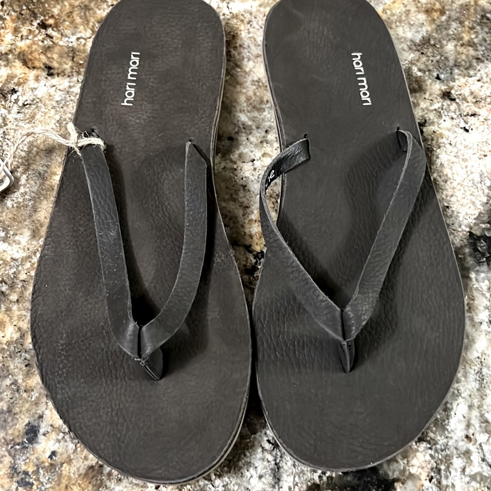 Hari Mari Women's Meadows Sandals Espresso / 9 NWT Flip Flops